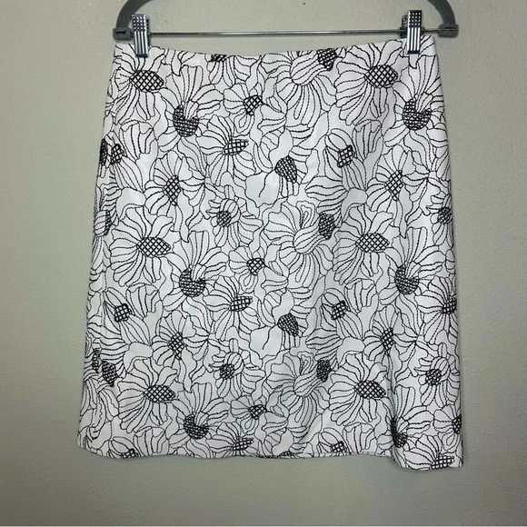 Worth New York White Faux Leather Skirt with  Black Floral Embroidery Size 8 - Picture 1 of 8